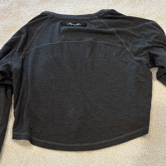 Final price Alphalete - Women's Black cropped Long Sleeve Top size small - Picture 2 of 4